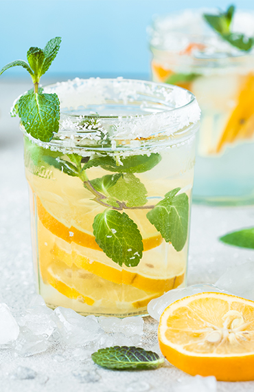 Il existe de nombreuses façons de décorer facilement ses cocktails ! Ajoutez des herbes aromatiques ou des morceaux de fruit pour apporter de la fraîcheur.