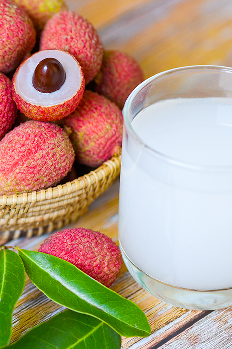 Le jus de litchi amène un caractère original au cocktail et s’associe parfaitement aux jus de fruits exotiques ou aux fruits rouges